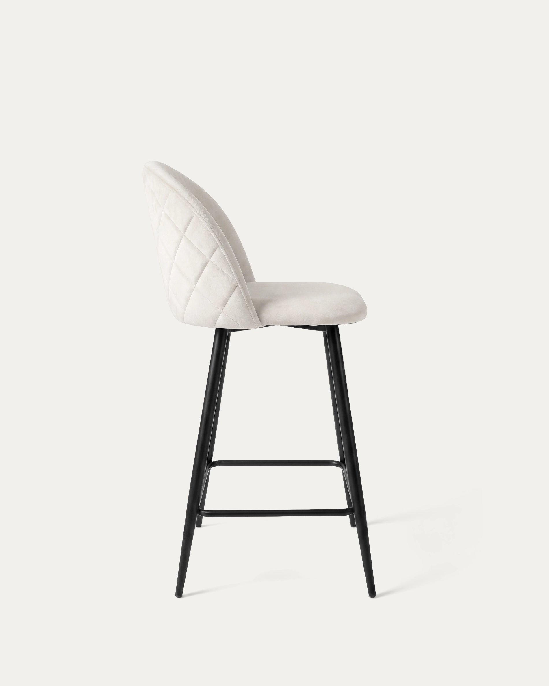 Taburete bar Sora beige felpa perfil lateral acero negro reposapiés Venhoouse Chile
