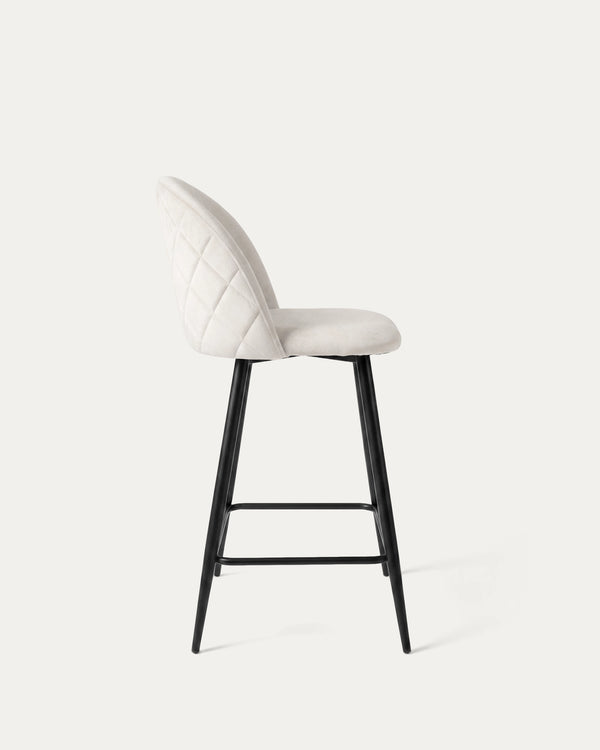 Taburete bar Sora beige felpa perfil lateral acero negro reposapiés Venhoouse Chile