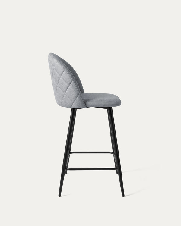 Taburete bar Sora gris lino perfil lateral acero negro reposapiés Venhoouse Chile