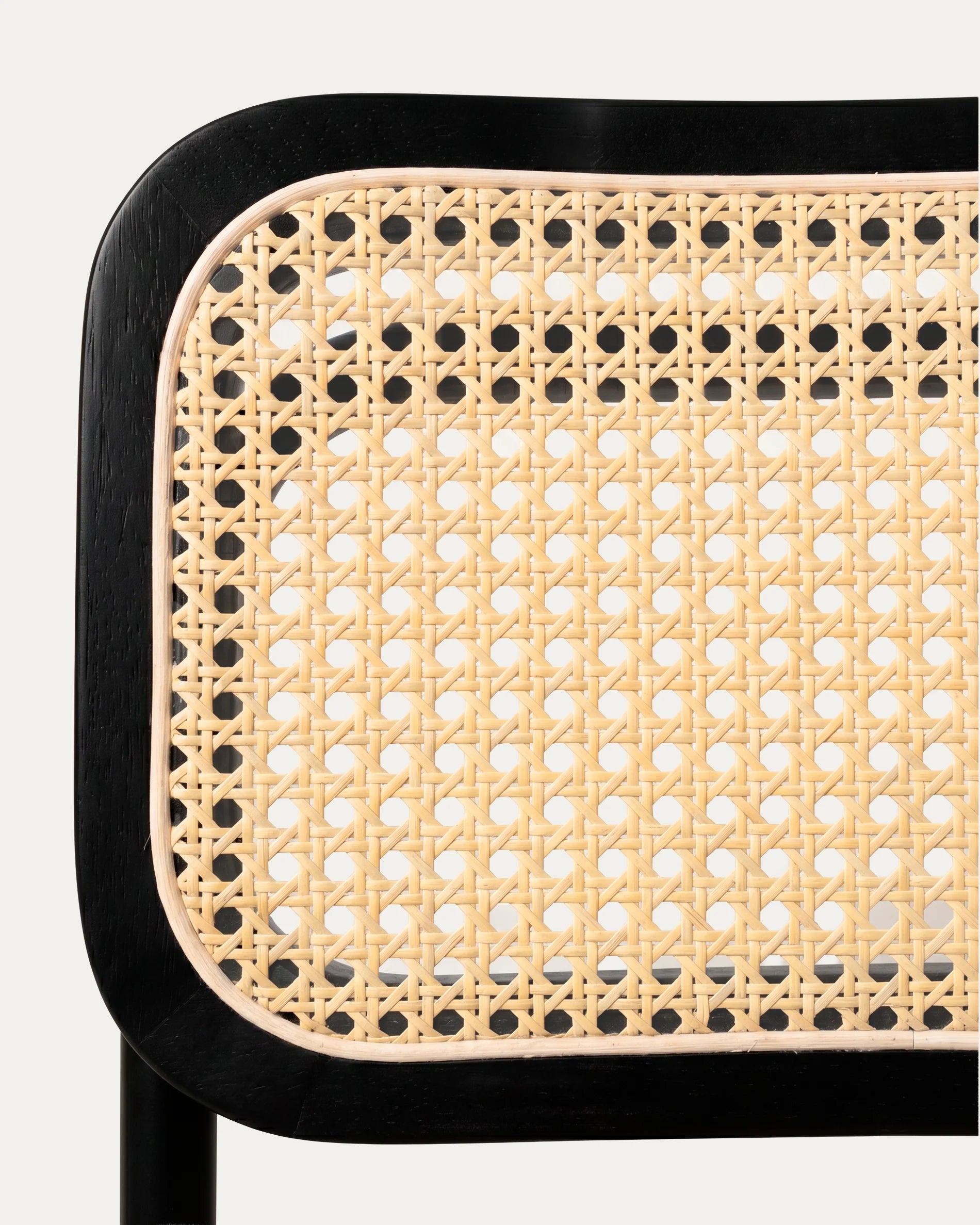 Detalle respaldo ratán negro tejido cannage silla Breuer comedor Venhoouse Chile
