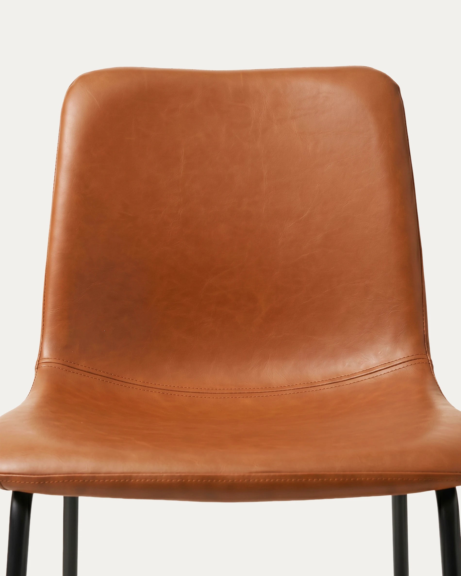 Detalle respaldo cuero camel curvo silla Burgos comedor industrial Venhoouse Chile