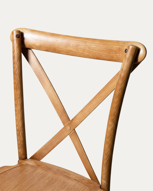 Detalle respaldo en X silla Crossback armable polipropileno efecto madera Venhoouse Chile