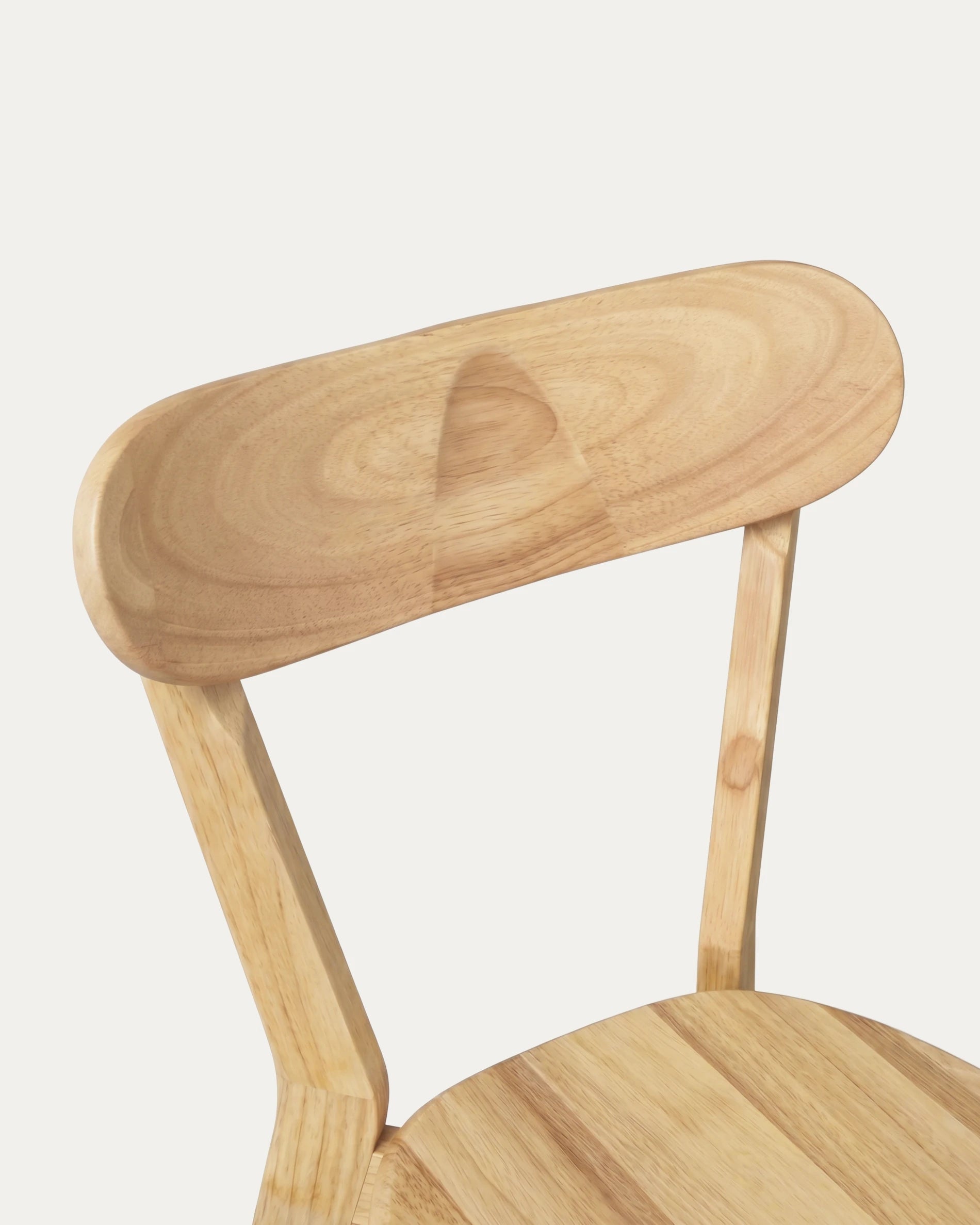 Detalle respaldo curvo madera silla Fresno comedor natural frontal Venhoouse Chile