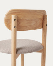 Detalle respaldo curvo madera caucho natural silla Porto comedor chenilla Venhoouse Chile