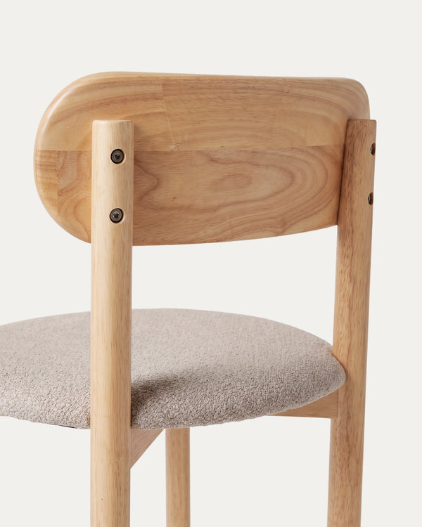 Detalle respaldo curvo madera caucho natural silla Porto comedor chenilla Venhoouse Chile