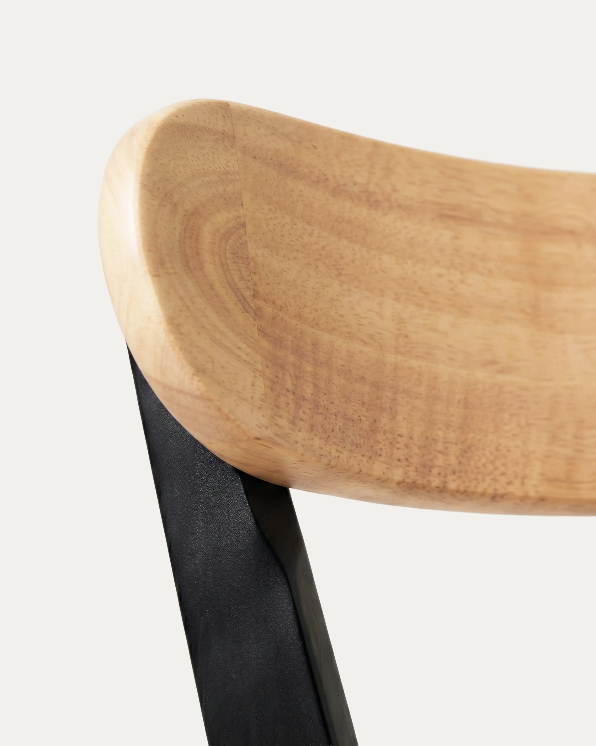 Detalle respaldo curvo madera silla Fresno comedor negra frontal Venhoouse Chile