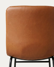 Detalle respaldo trasero cuero camel silla Burgos comedor industrial Venhoouse Chile