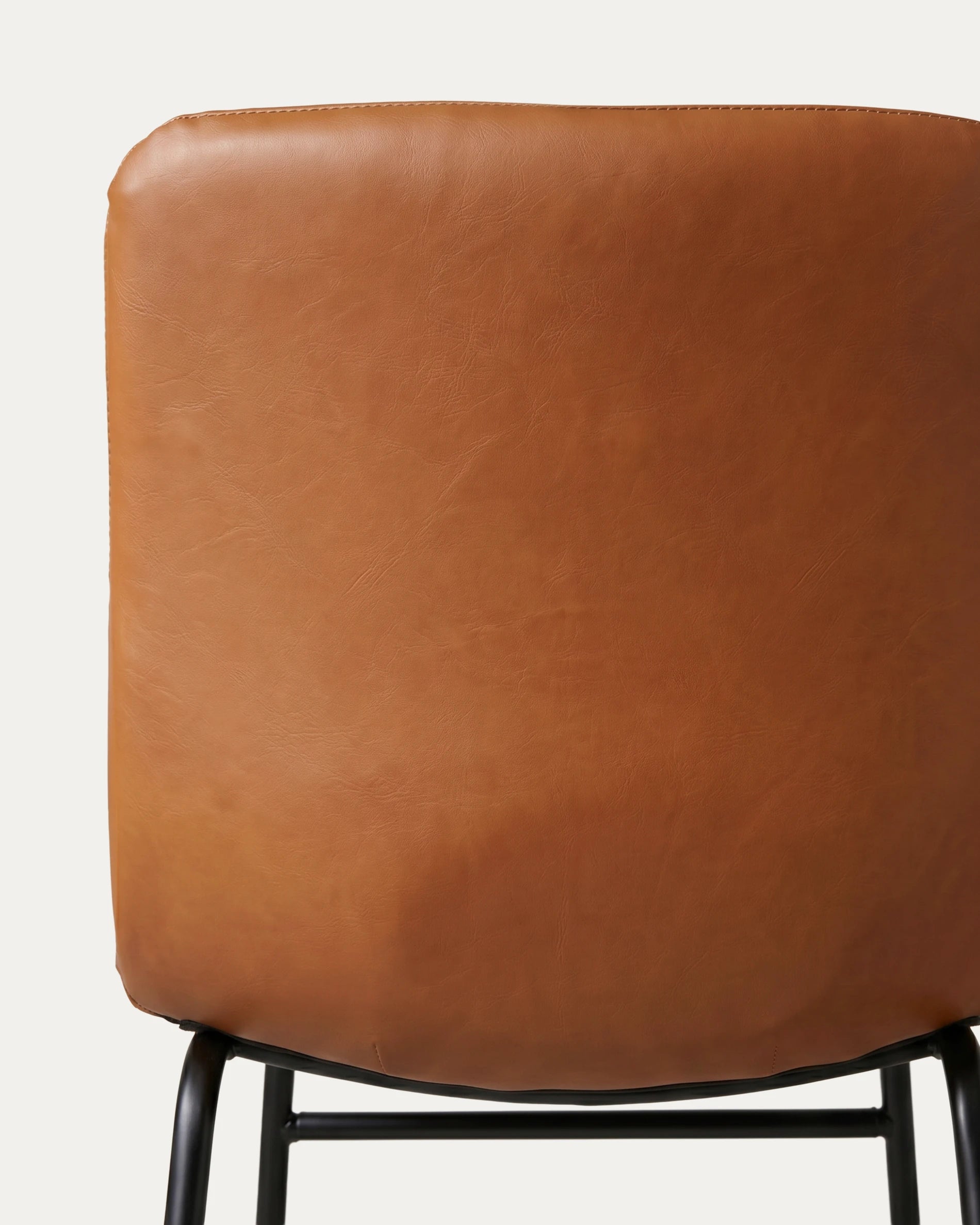 Detalle respaldo trasero cuero camel silla Burgos comedor industrial Venhoouse Chile