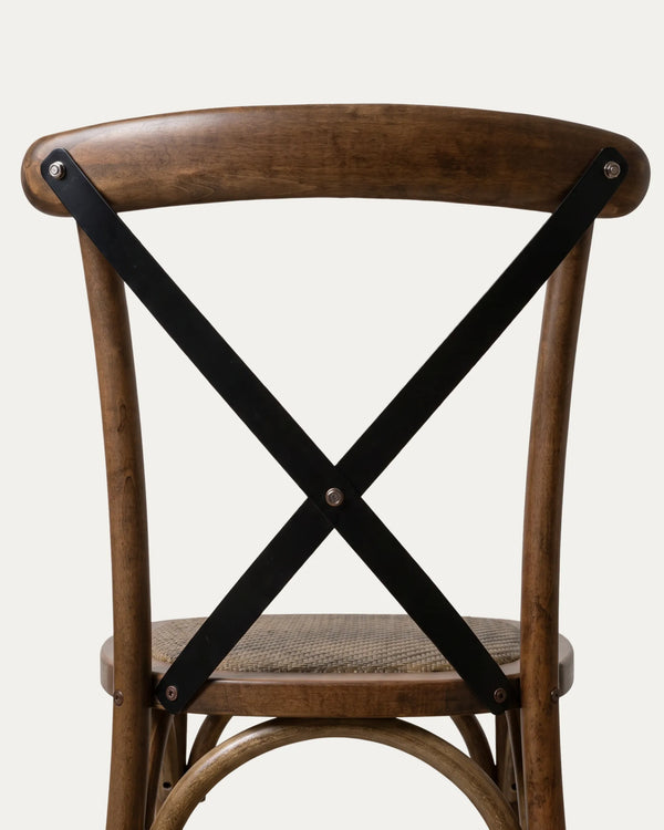 Detalle cruz negra trasera silla Crossback comedor madera nogal ratán sintético Venhoouse Chile