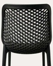 Detalle respaldo calado grid polipropileno silla Berlín exterior negra Venhoouse Chile