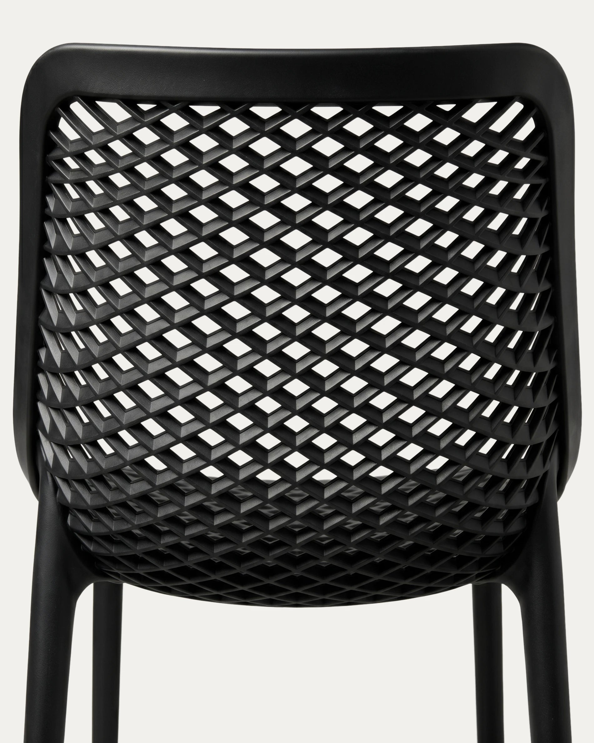 Detalle respaldo calado grid polipropileno silla Berlín exterior negra Venhoouse Chile