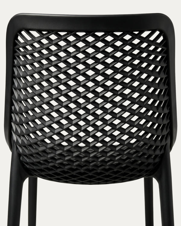 Detalle respaldo calado grid polipropileno silla Berlín exterior negra Venhoouse Chile