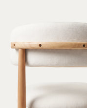 Detalle respaldo curvo escultural silla Siena comedor tapizada beige madera Venhoouse Chile