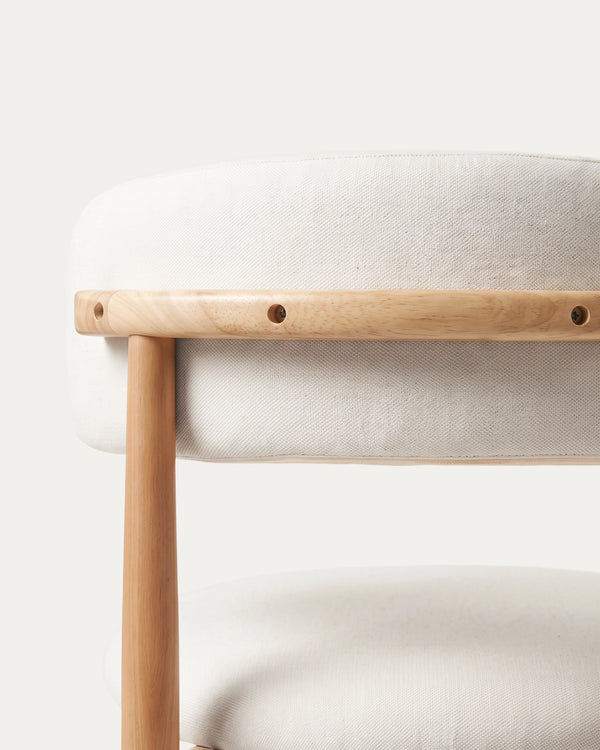 Detalle respaldo curvo escultural silla Siena comedor tapizada beige madera Venhoouse Chile