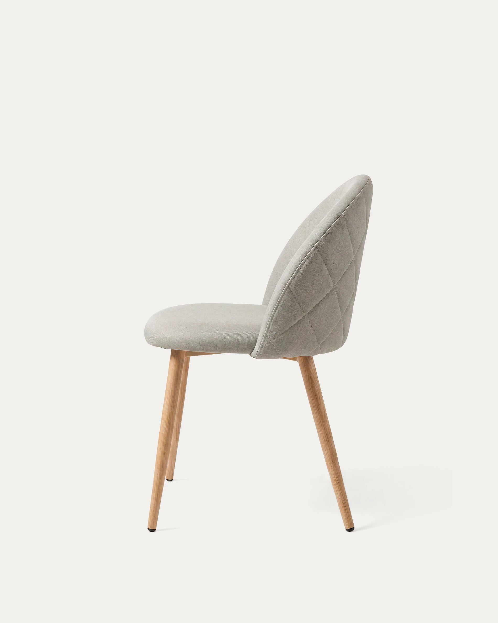 Silla Sora comedor lino greige perfil lateral patas metal Venhoouse Chile	