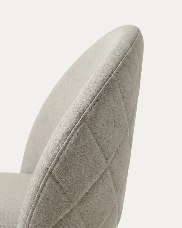 Detalle respaldo curvo lino silla Sora comedor greige Venhoouse Chile	