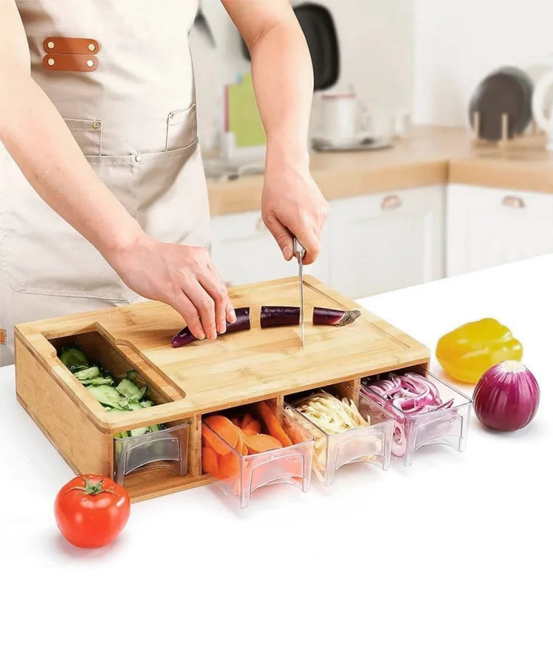 Tabla de cortar de bambú con contenedores integrados para carne y verduras