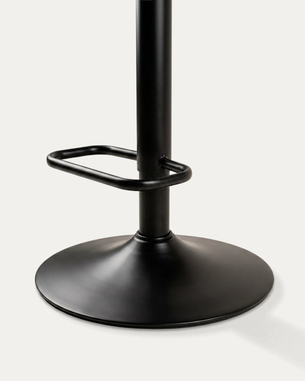 Detalle patas metal ajustable piso bar Dorik negro Venhoouse Chile	