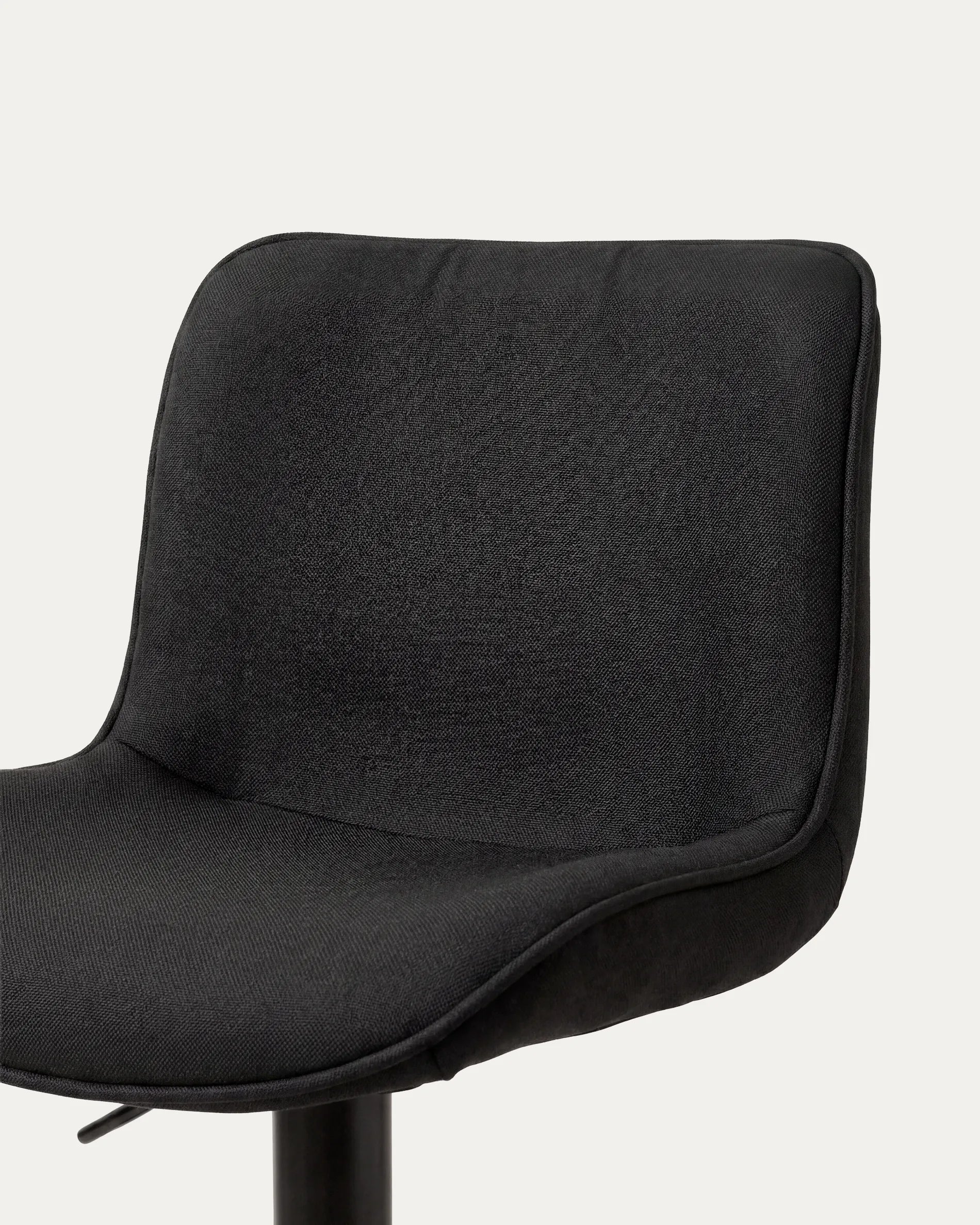 Piso bar Dorik negro perfil lateral ajustable metal acolchado Venhoouse Chile	