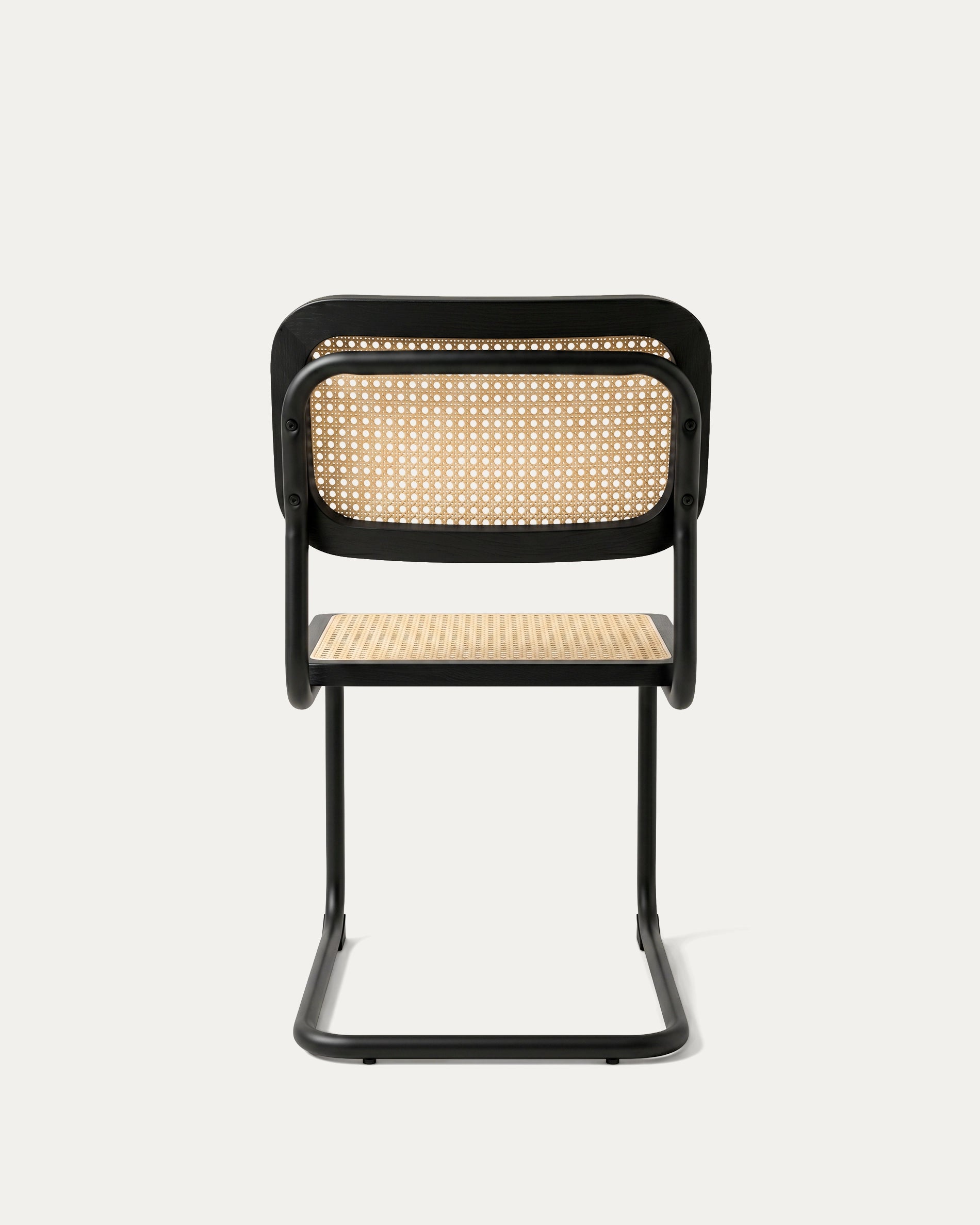 Detalle respaldo ratán negro tejido cannage silla Breuer comedor Venhoouse Chile
