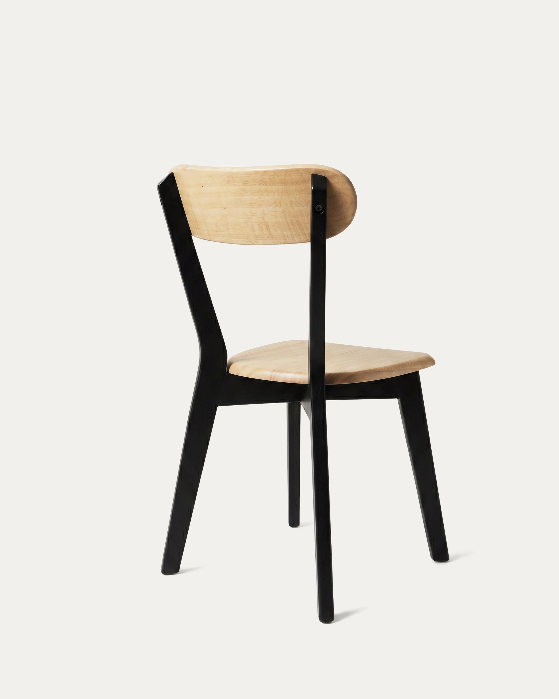 Silla Fresno comedor negra trasera diagonal respaldo curvo asiento natural Venhoouse Chile