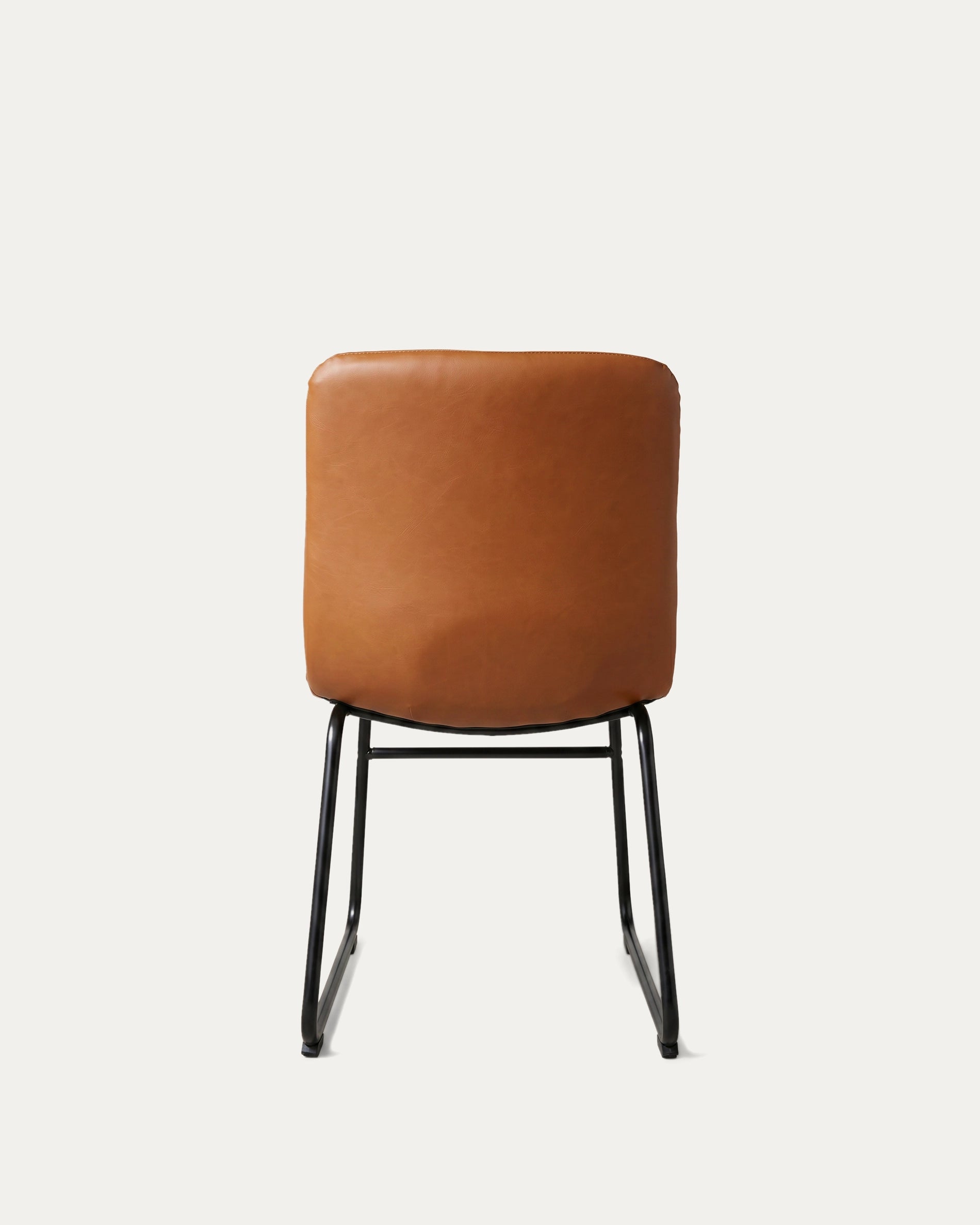Silla Burgos comedor cuero camel vista trasera respaldo metal negro Venhoouse Chile