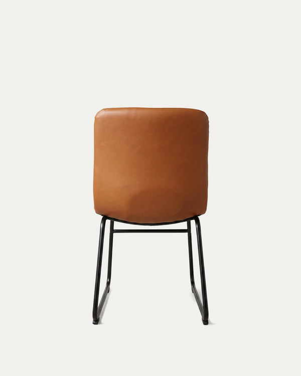 Silla Burgos comedor cuero camel vista trasera respaldo metal negro Venhoouse Chile
