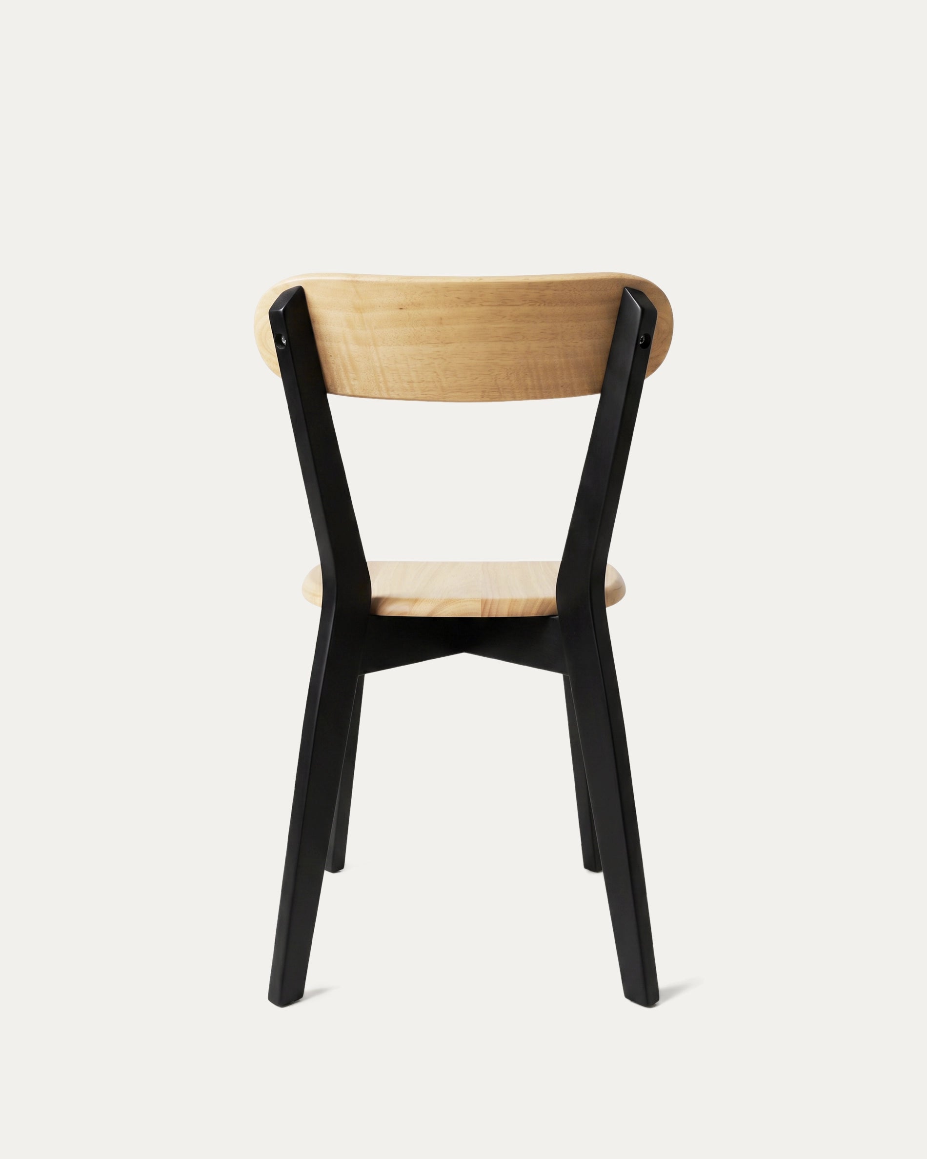 Silla Fresno comedor negra vista trasera respaldo madera curvo Venhoouse Chile