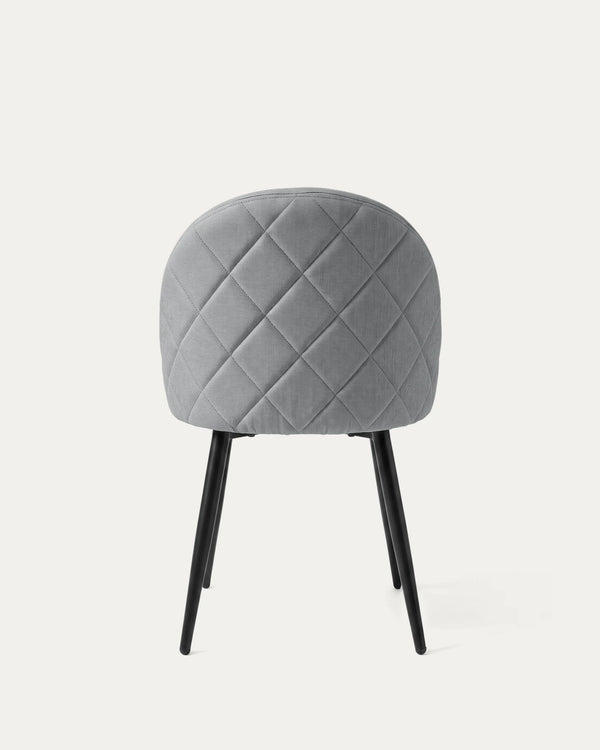 Detalle trasero curvo tapizado poliéster gris silla Sora comedor patas metal negro Venhoouse Chile