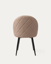 Detalle trasero curvo tapizado poliéster taupe silla Sora comedor patas metal negro Venhoouse Chile