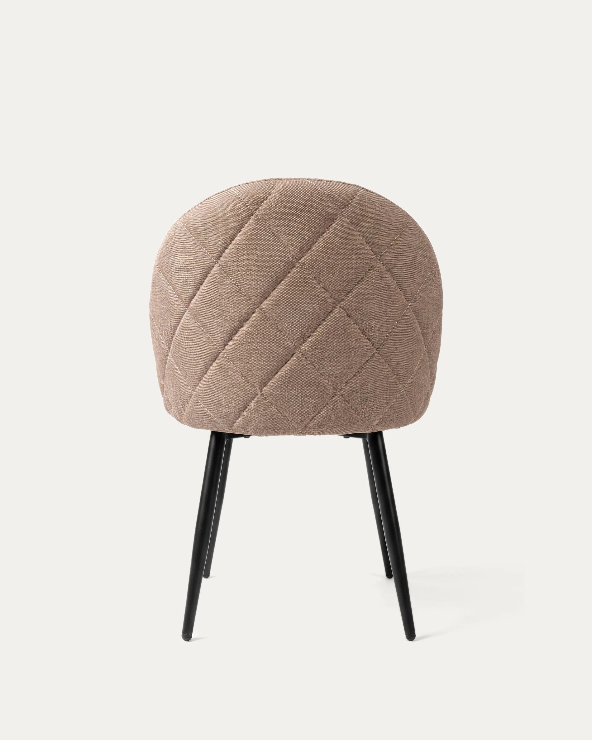Detalle trasero curvo tapizado poliéster taupe silla Sora comedor patas metal negro Venhoouse Chile